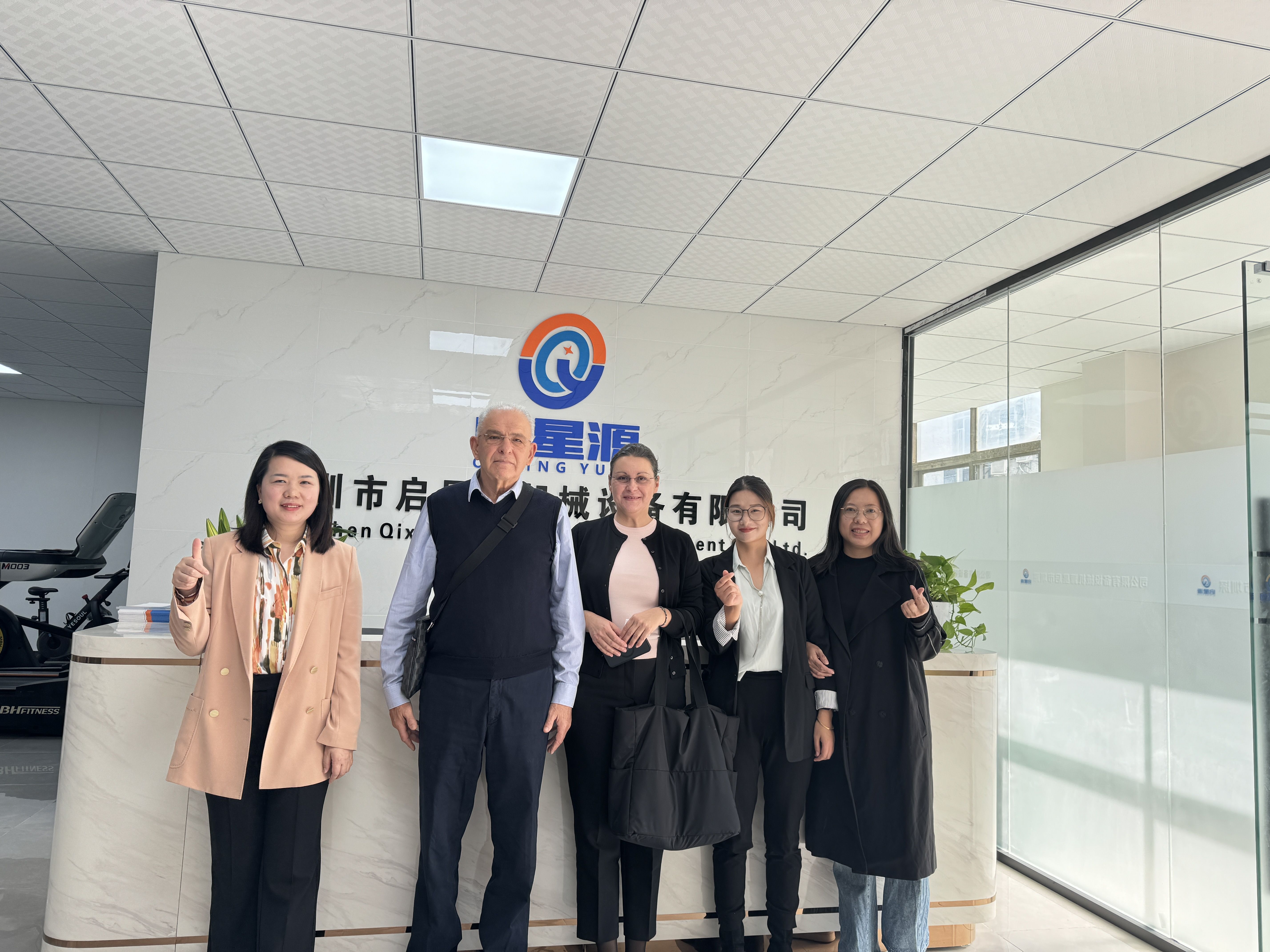 Vřele vítáni Mr.Savo a Mrs.irena navštívit Shenzhen Qixingyuan Machinery Equipment Co., Ltd.