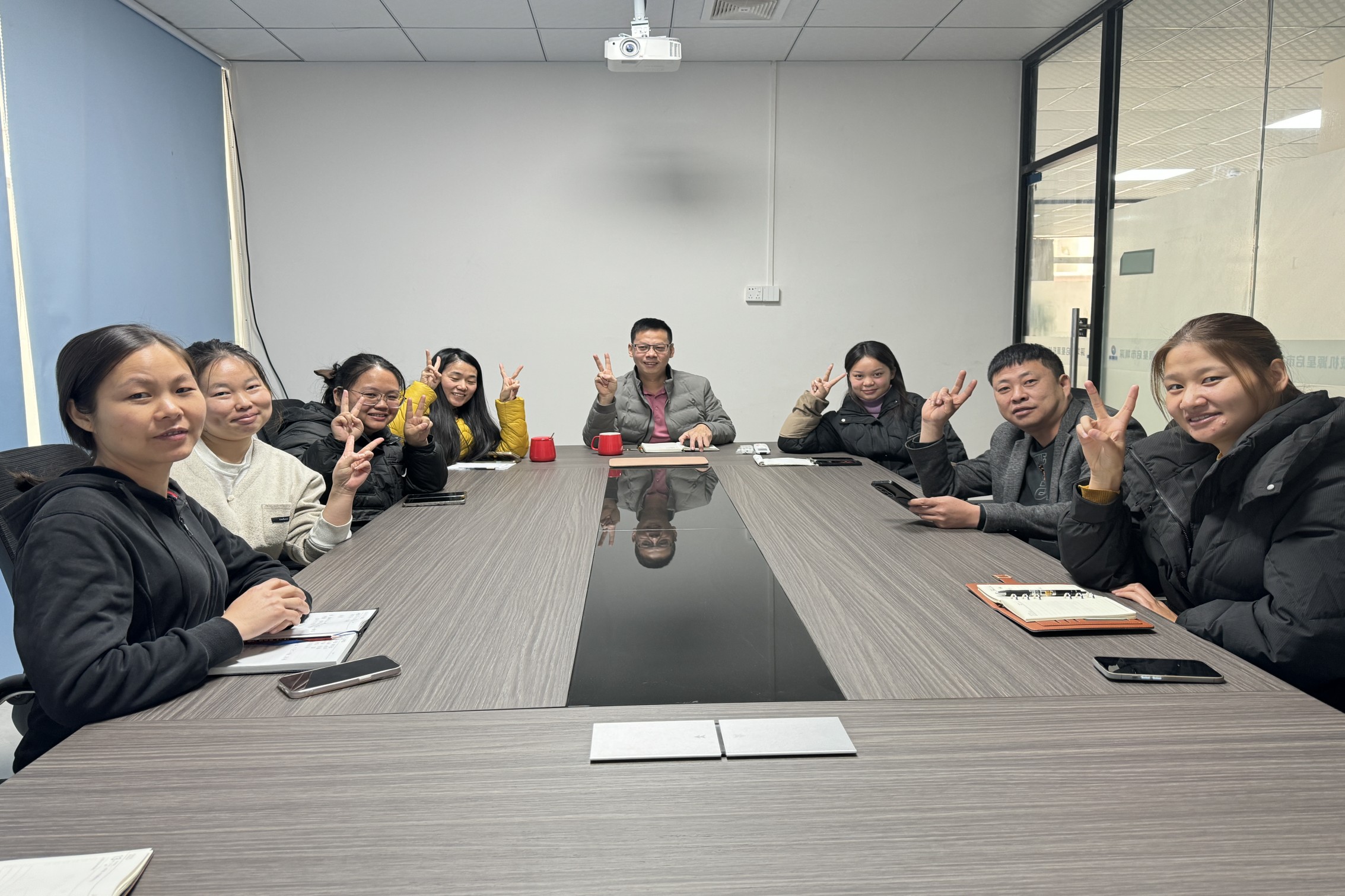 Společnost Shenzhen Qixingyuan pořádá každoroční souhrnné setkání 2024, těší se na cíle novoročního